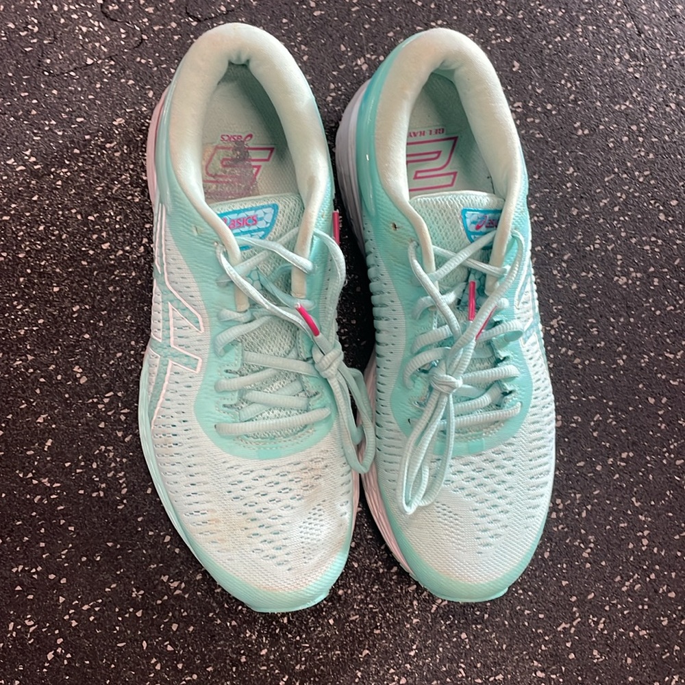 ASICS sneakers 9.5 - Picture 2 of 4